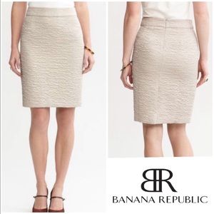BANANA REPUBLIC Gold Textured Metallic Pencil Skirt • Size 2